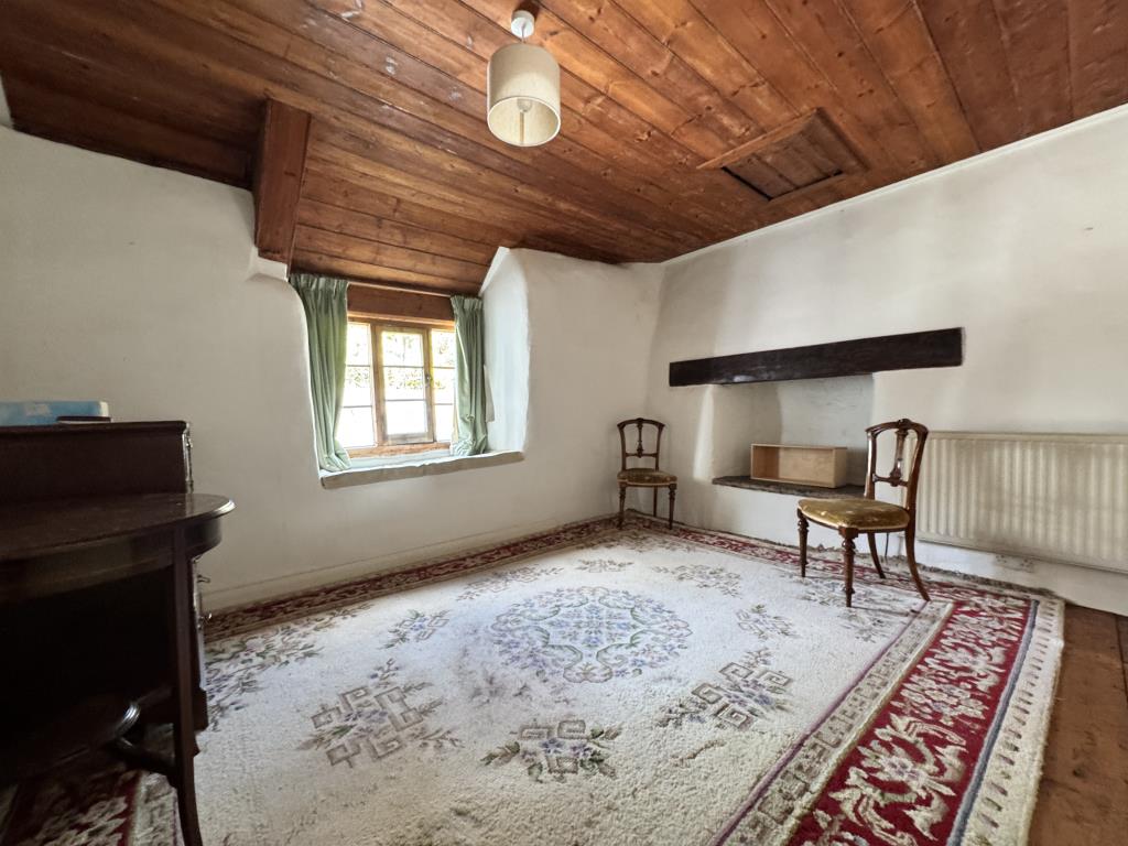 Lot: 161 - CITY CENTRE PERIOD HOUSE - Spacious bedroom